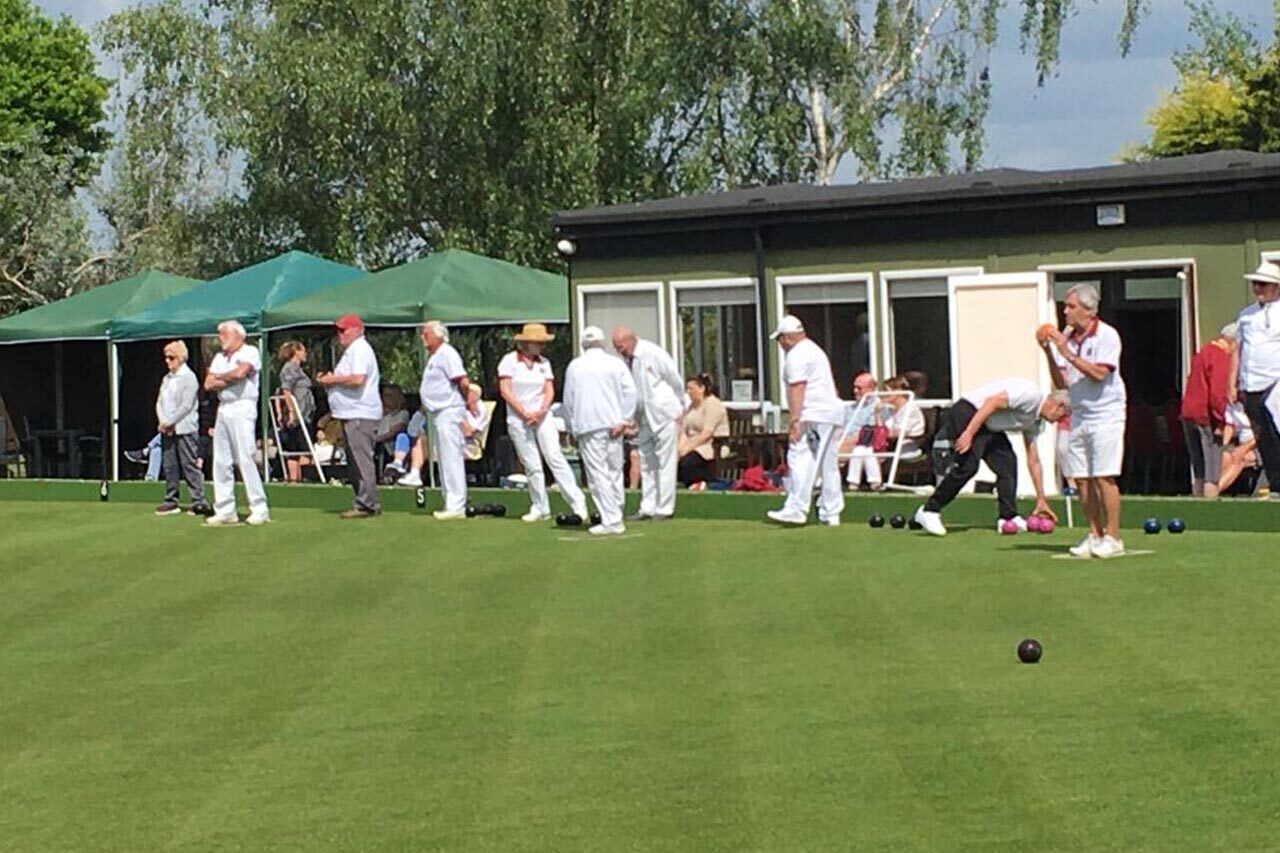 bowls team playing