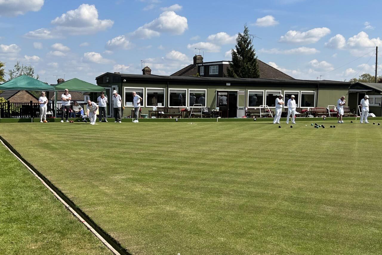 team playing bowls