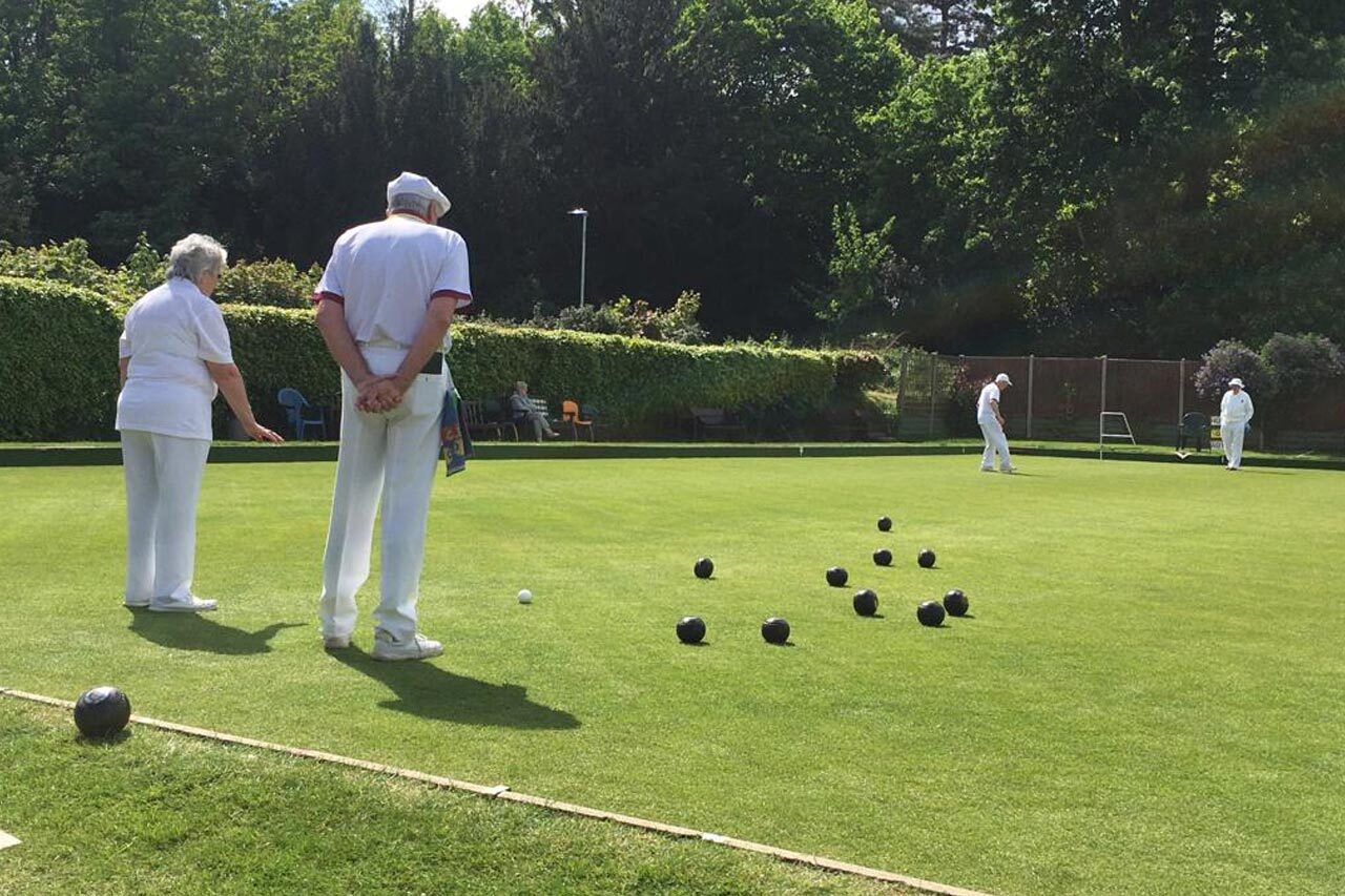 bowls team playing